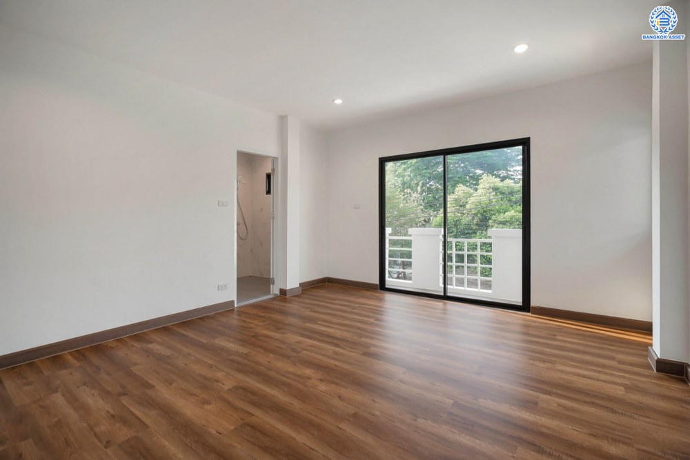 บ้านมือสองตกแต่งใหม่ โครงการ ดิเอมเมอรัลด์การ์เด้น ทวีวัฒนา เนื้อที่ 80 ตร.ว. ฟังก์ชัน 4 ห้องนอน 3 ห้องน้ำ จอดรถได้ 2 คัน บนทำเลศักยภาพเชื่อมต่อหลายเส้นทาง ทั้ง ถนนทวีวัฒนา, ถนนพุทธมณฑลสาย4, ถนนบรมราชชนนี ใกล้เซ็นทรัลปิ่นเกล้า และมหาวิทยาลัยมหิดล